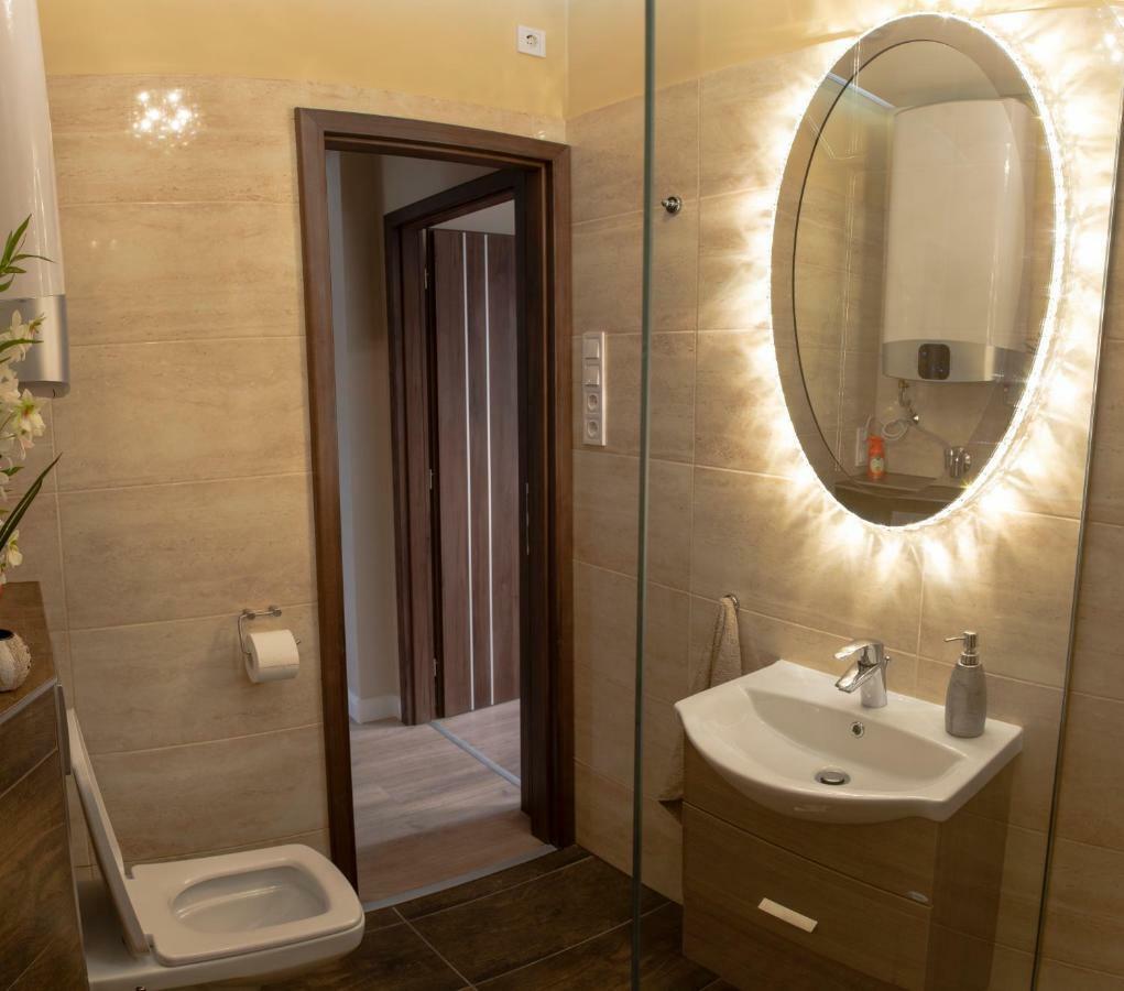 Glamour Apartman Apartment เอ็กเกอร์ ภายนอก รูปภาพ